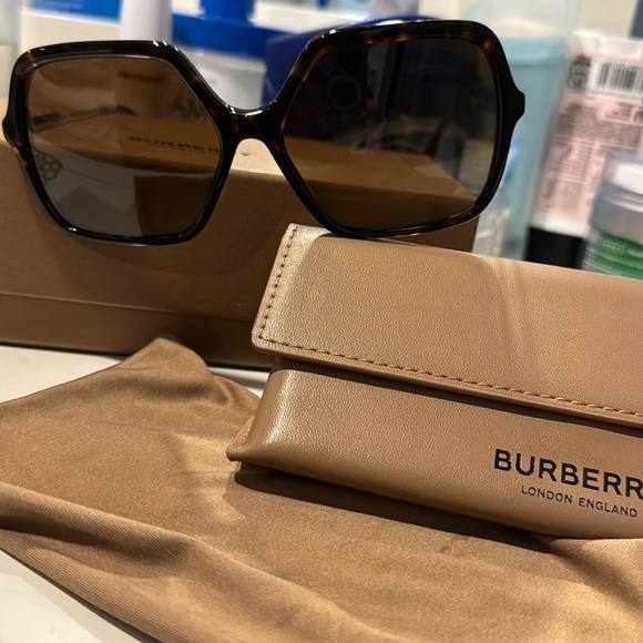 Brand new 100% Authentic Burberry sunglasses - Picture 1 of 11